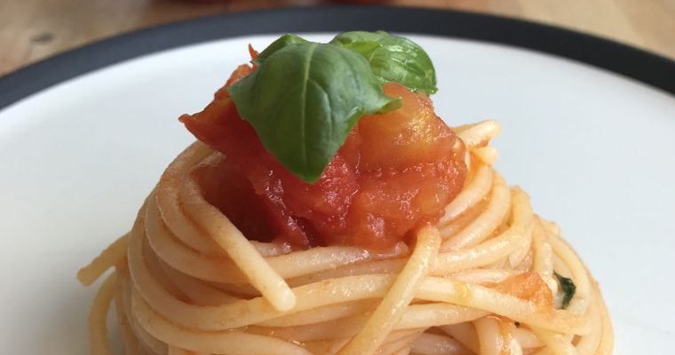 Spaghetti avec tomates et basilic