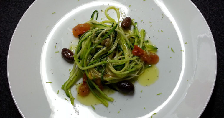 Spaghetti di zucchine con pomodorini e olive