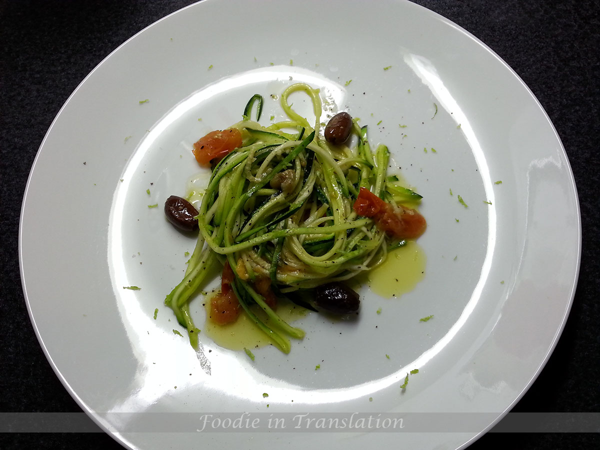 Spaghetti di zucchine con pomodorini e olive