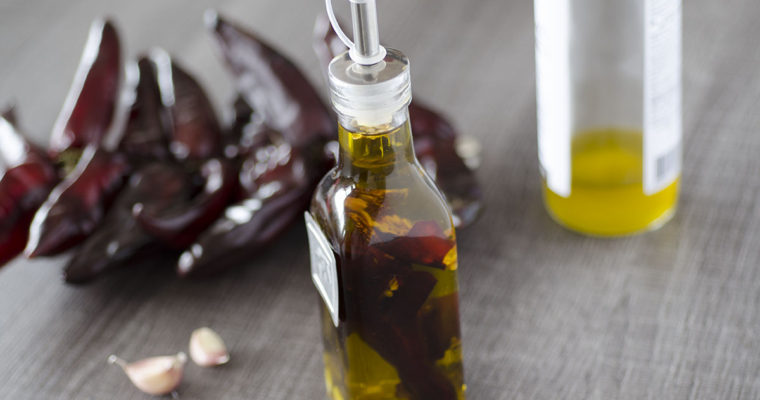 Huile d’olive pimentée maison: donnez du pep’s à vos plats!