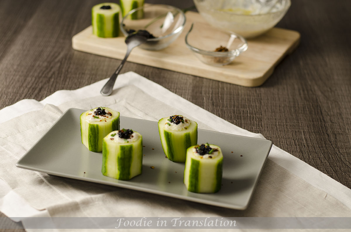 Amuse bouche de concombre avec crème de thon et oeufs de lompes