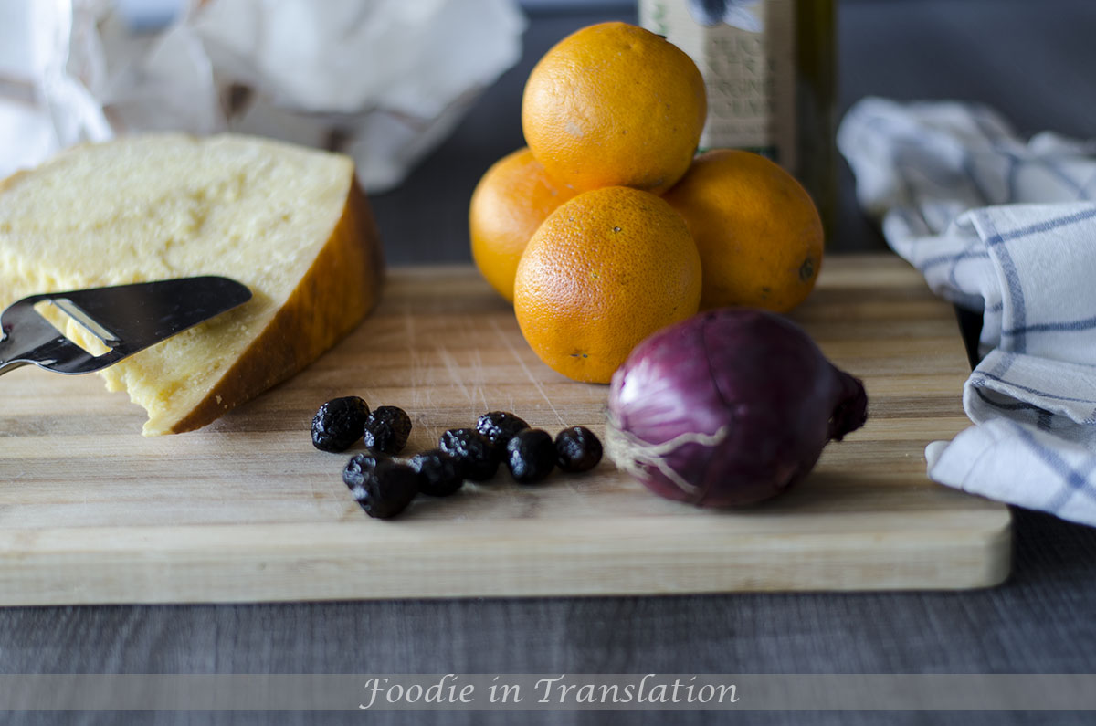 Insalata di arance con olive, cipolla rossa e formaggio stagionato_step1